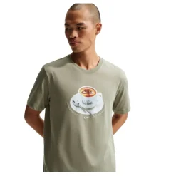 Camisetas manga corta Nike U Nsw Tee Std Cafe Swoosh Mug